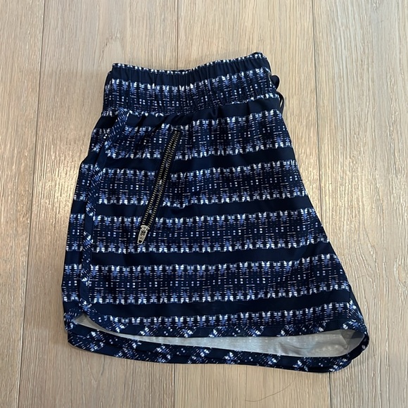 Athleta Sway Short Ikat print. Size medium. EUC - Picture 4 of 7